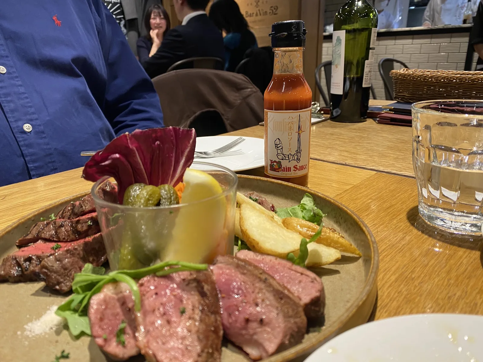 ジビエの種類を示す一般イメージとしての、肉料理の盛り合わせ。