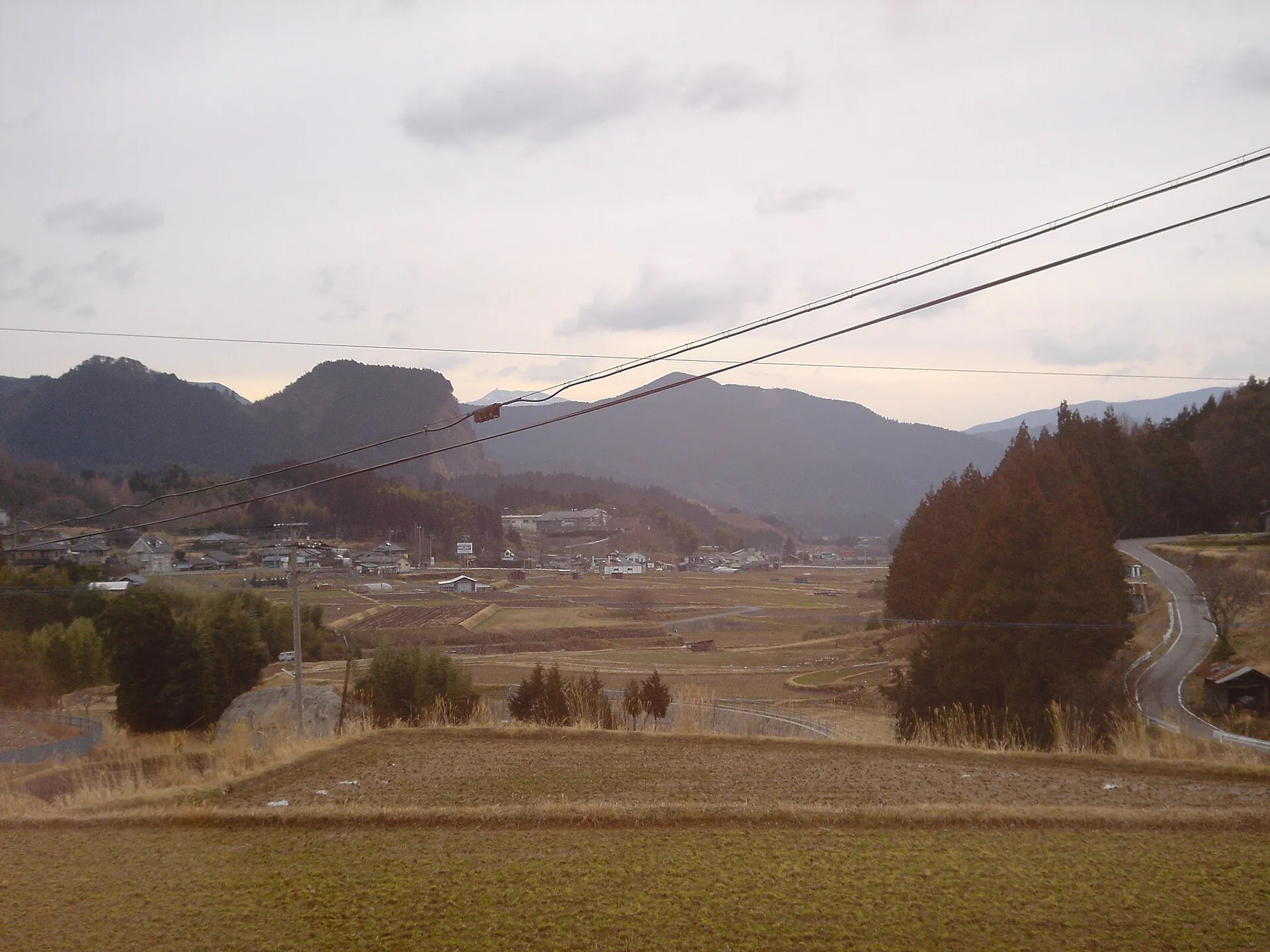 愛媛県久万高原町の里山の農地と山林。特定の物件ではなく、田舎の土地の一般イメージ。