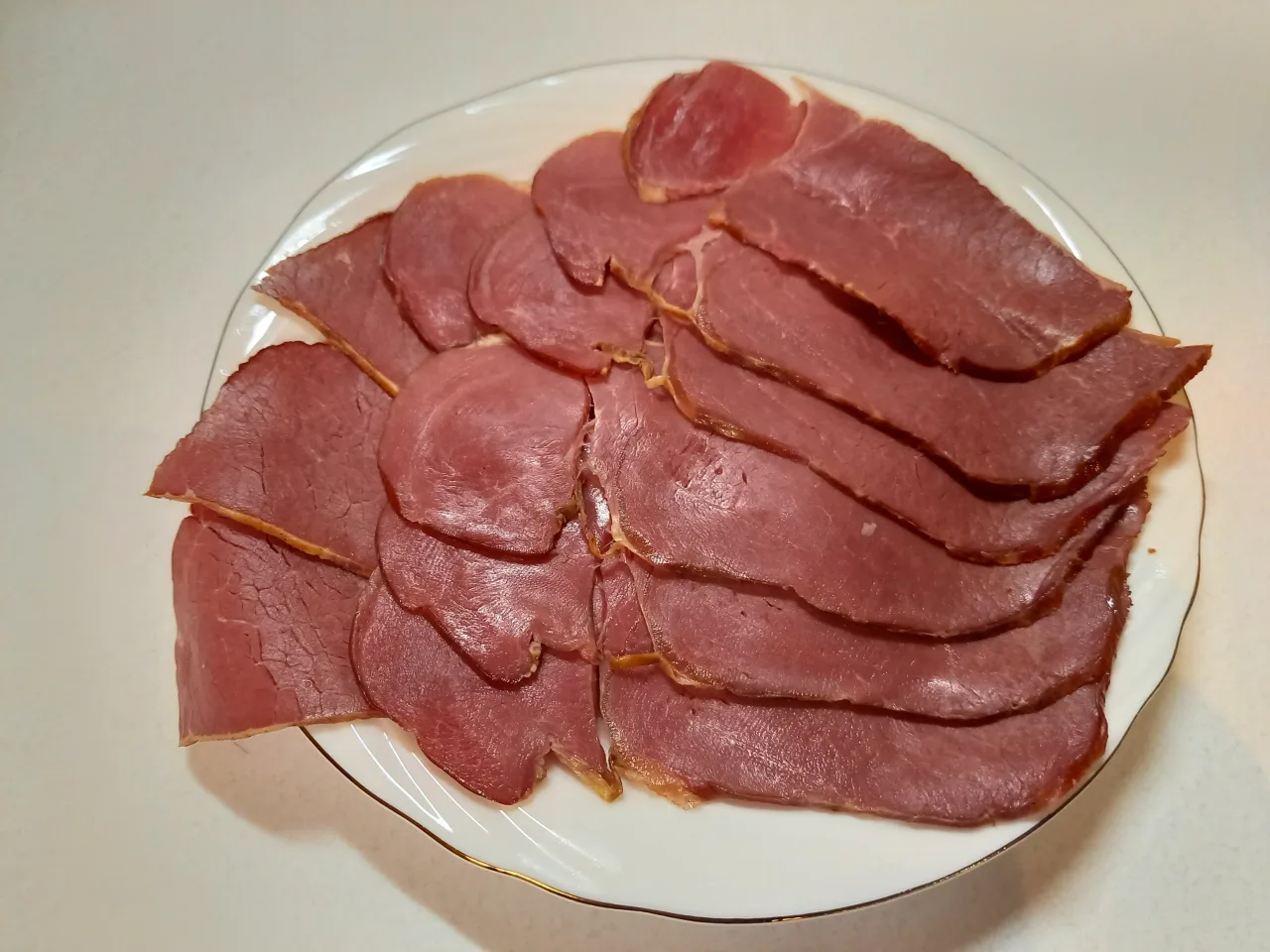 ジビエ工房やまとの商品写真に写る鹿ハム。