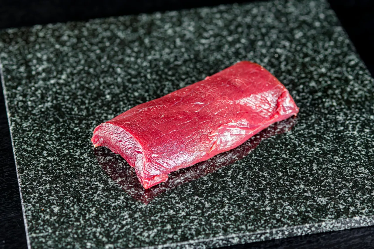 ジビエ工房やまとの商品写真に写る鹿ロース肉スライス。