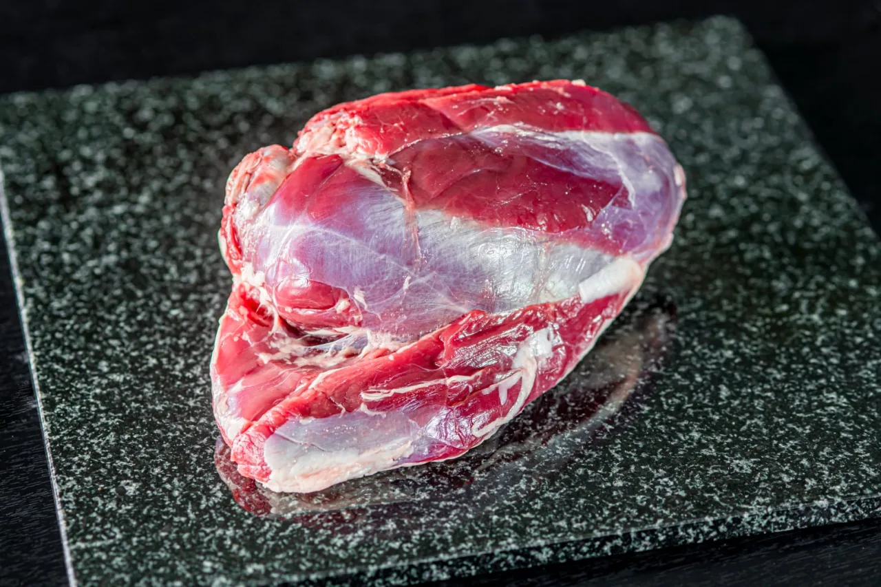 ジビエ工房やまとの商品写真に写る鹿モモ肉スライス。