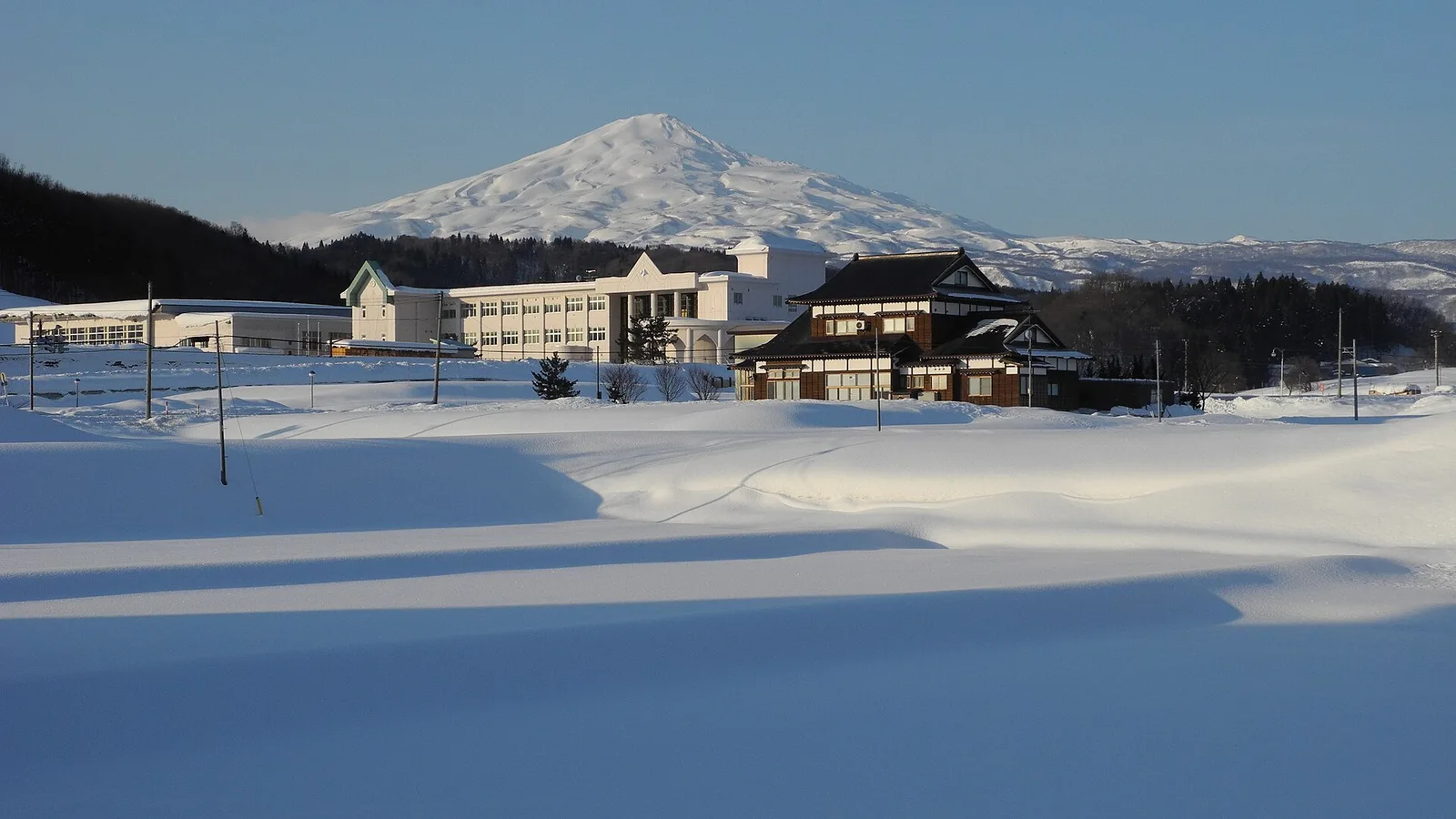 Mount Chokai near Yurihonjo, Akita, used to locate the broader bear-response landscape.
